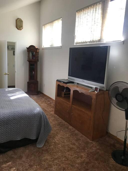 סוזאנוויל Cheerful 2-Bedroom Cottage Near Eagle Lake מראה חיצוני תמונה